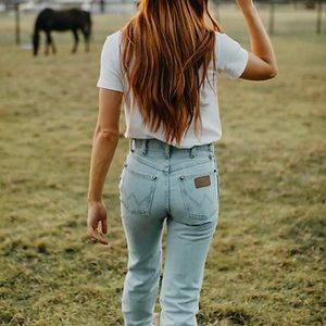 Wrangler Super Sexy Flattering Fit Light Blue Denim Jeans Wedgy Tush Fit!